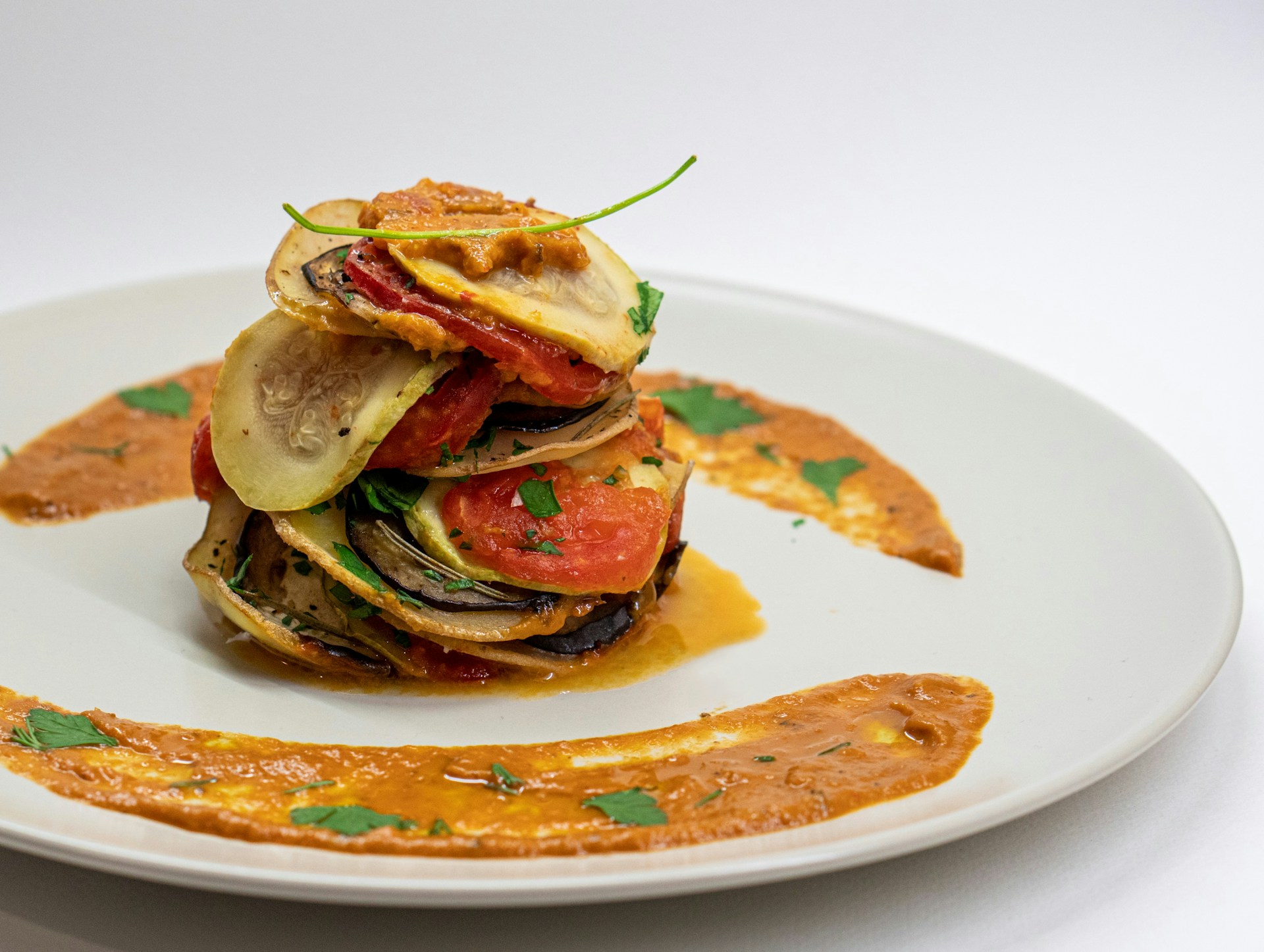 Ratatouille provençale dressée dans une assiette