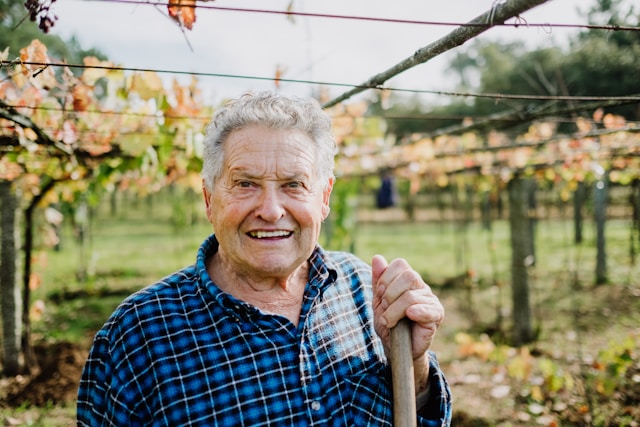 Antoine, agriculteur bio, dans son exploitation