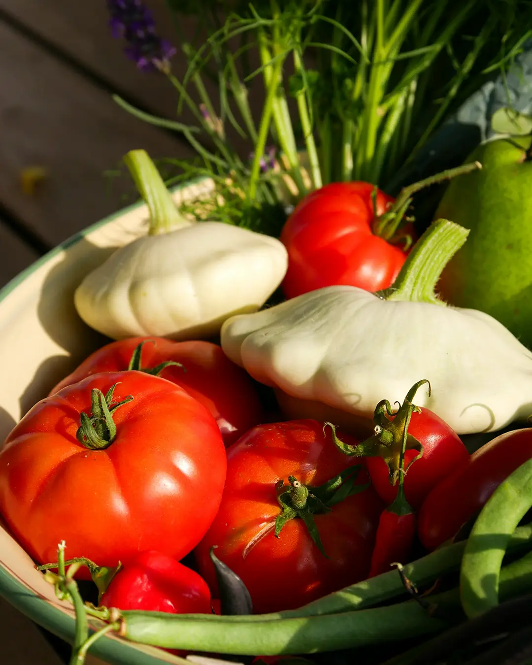 Panier de légumes bio Panier de légumes bio de saison avec courgettes, tomates et carottes